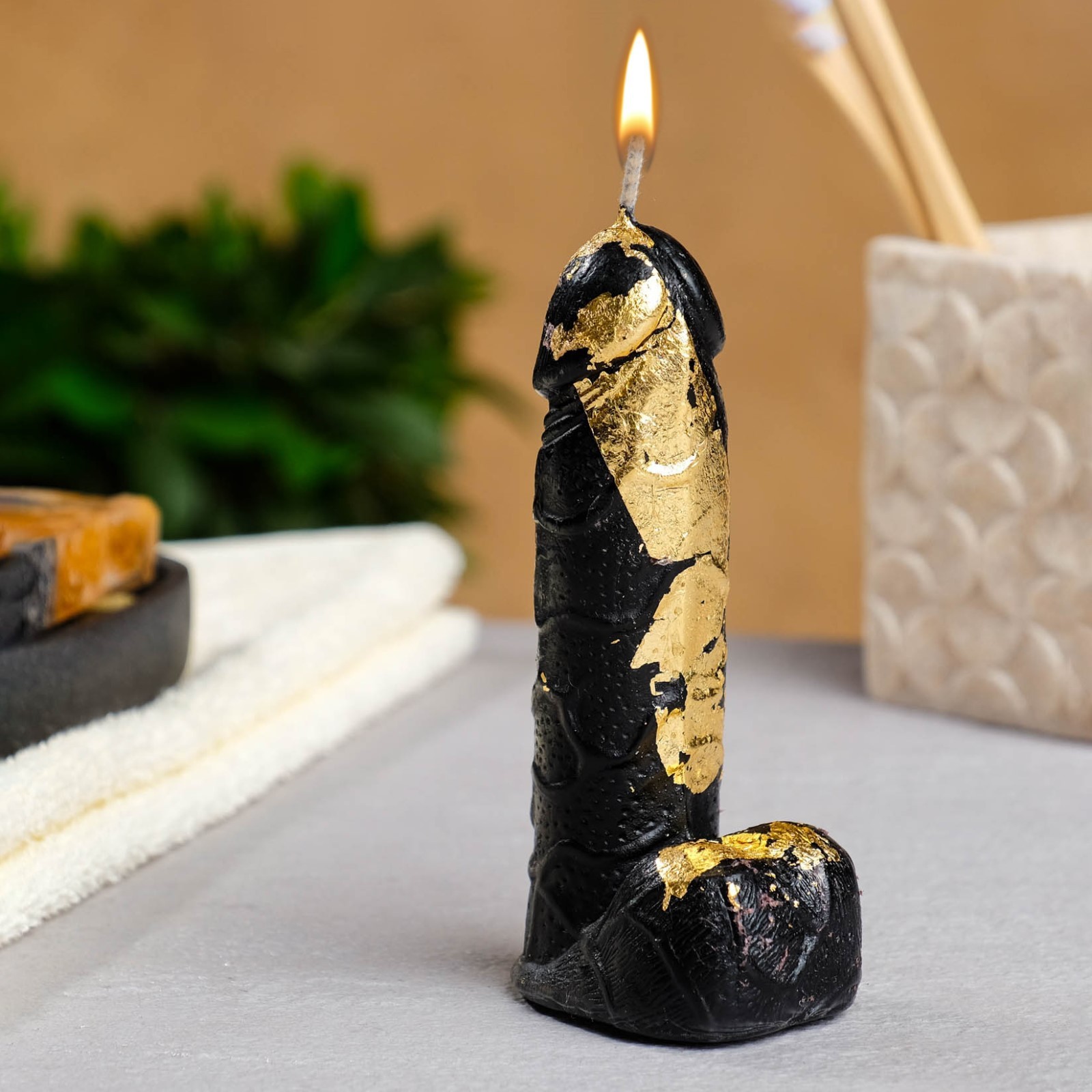 Купить Фигурная свеча "Фаворит" черная с поталью 12.50 см в Секс шоп Тольятти Di'Amore si'