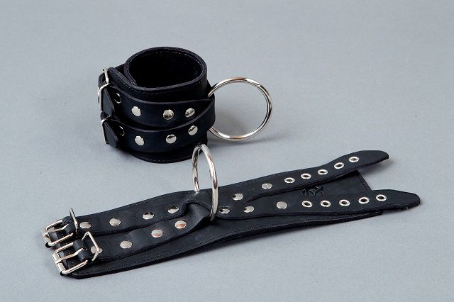 Чёрные кожаные наручники "Крест" 